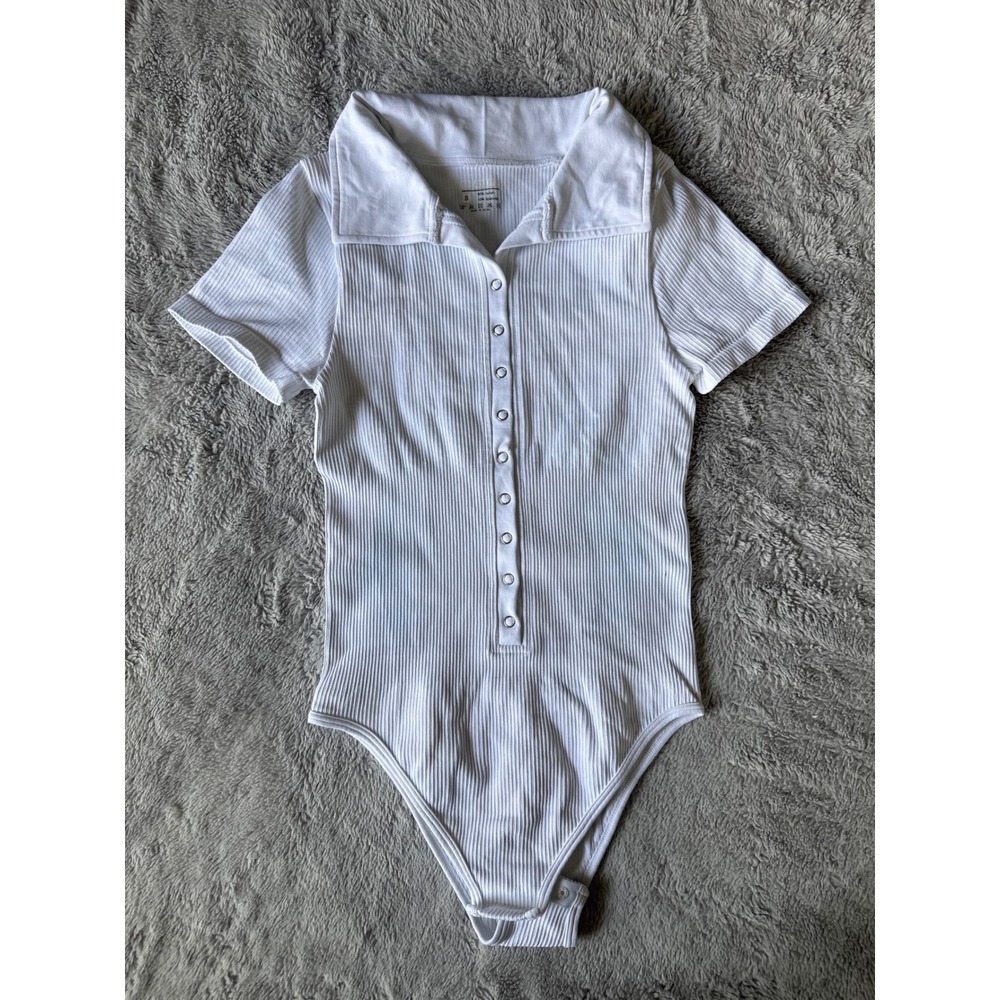 OQQ White Ribbed Bodysuit Short Sleeve Henley Collar Snap Front Small